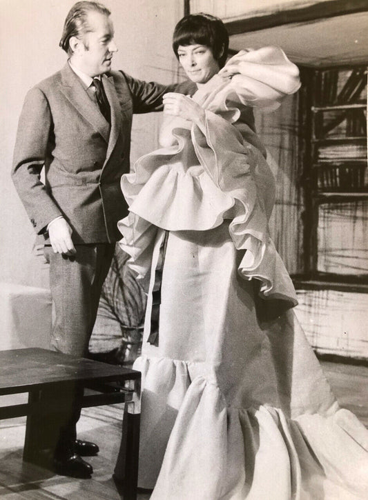 Araldo di Crollalanza — Bernard Buffet & son épouse Annabel devant un tableau du maître — timbre humide du photographe au dos — circa 1965