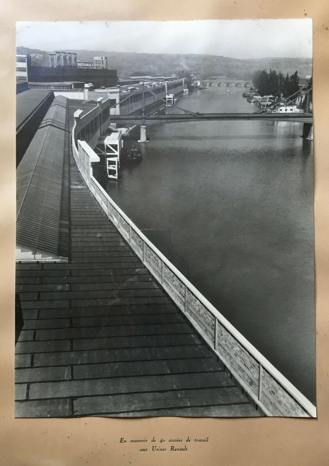 Vintage photograph of the Renault factories in Boulogne-Billancourt — 29 x 38.5 cm.