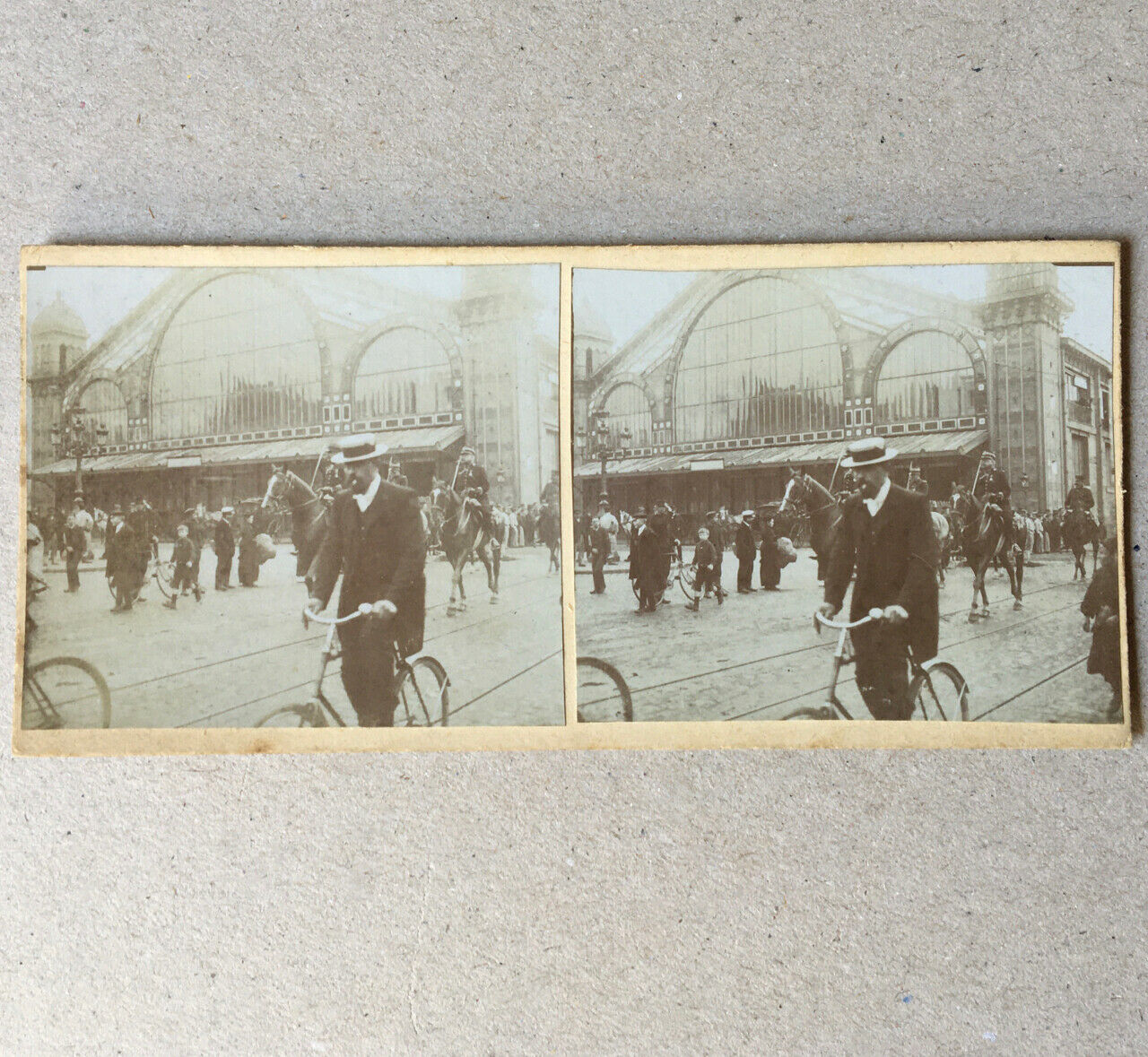 Photographie stereo — Vélo, vélocipède devant la gare Le Havre — 6x5 cm — c.1900