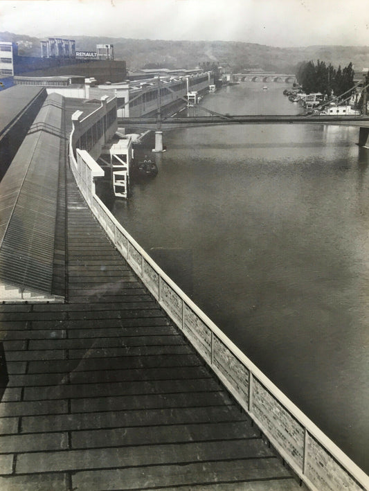 Vintage photograph of the Renault factories in Boulogne-Billancourt — 29 x 38.5 cm.