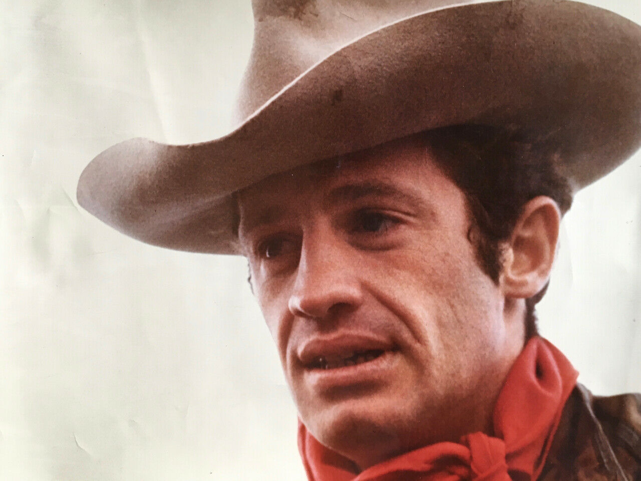 Jean-Paul Belmondo au foulard rouge & chapeau de cowboy — grand format — 32x46,5