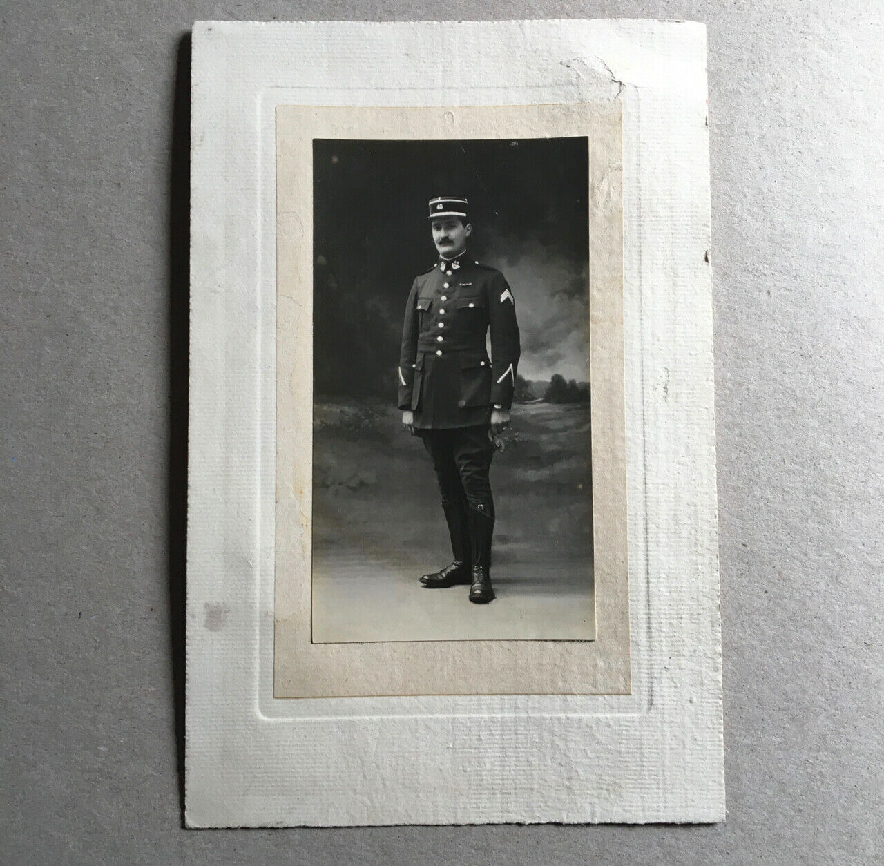 Officier du 43e bataillon de chasseurs — grands magasins du Louvre — circa 1920.