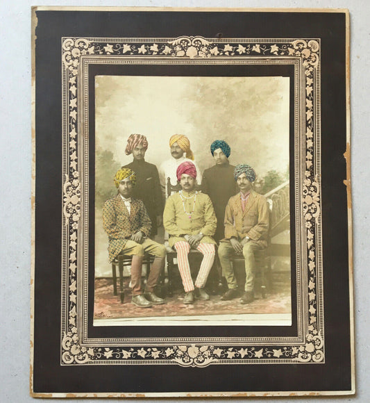 Photographie réhaussée — dignitaires indiens — 15x19 cm. — signée et datée 1903.