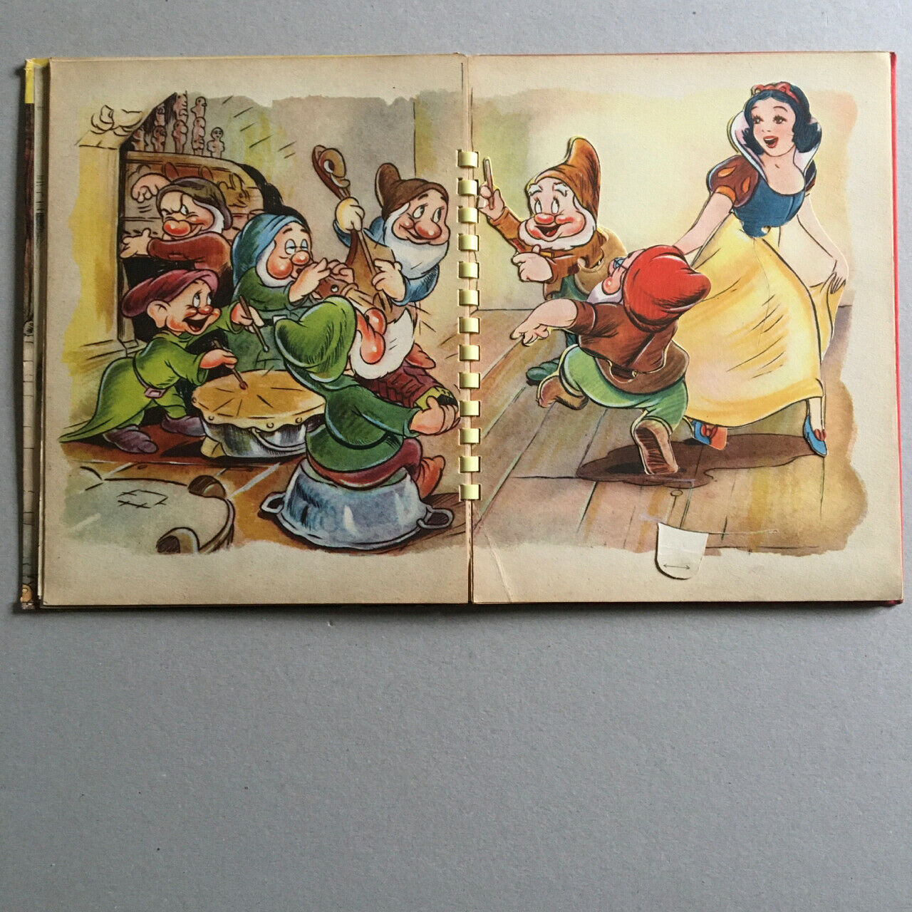 WALT DISNEY - Snow White - Album HOP-LA! - Hatchet - 1950.