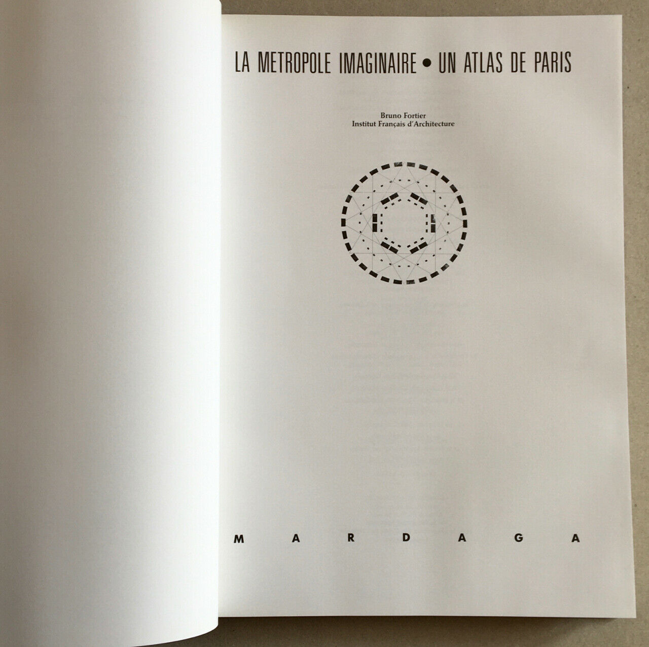 Bruno Fortier — La métropole imaginaire - un atlas de Paris — Mardaga — 1989.