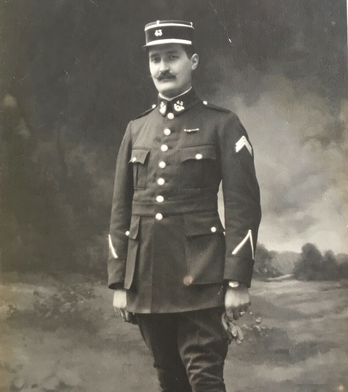 Officier du 43e bataillon de chasseurs — grands magasins du Louvre — circa 1920.