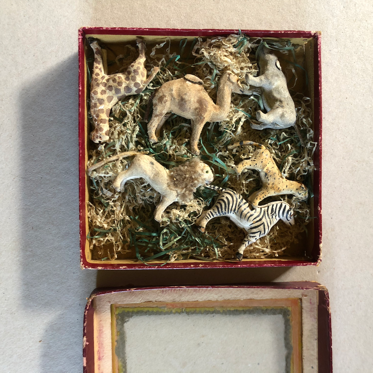 Ménagerie Napoléon III - Jouets : Animaux miniatures en bois et cuir en boîte.
