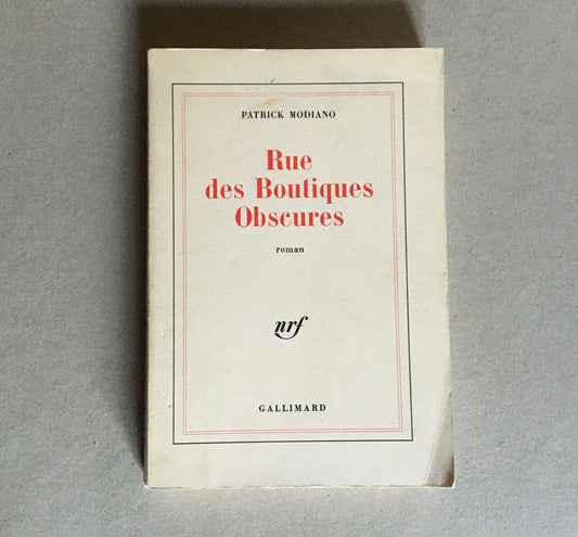 Patrick Modiano — Rue des boutiques obscures — É.O. — Gallimard — 20.07.1978.