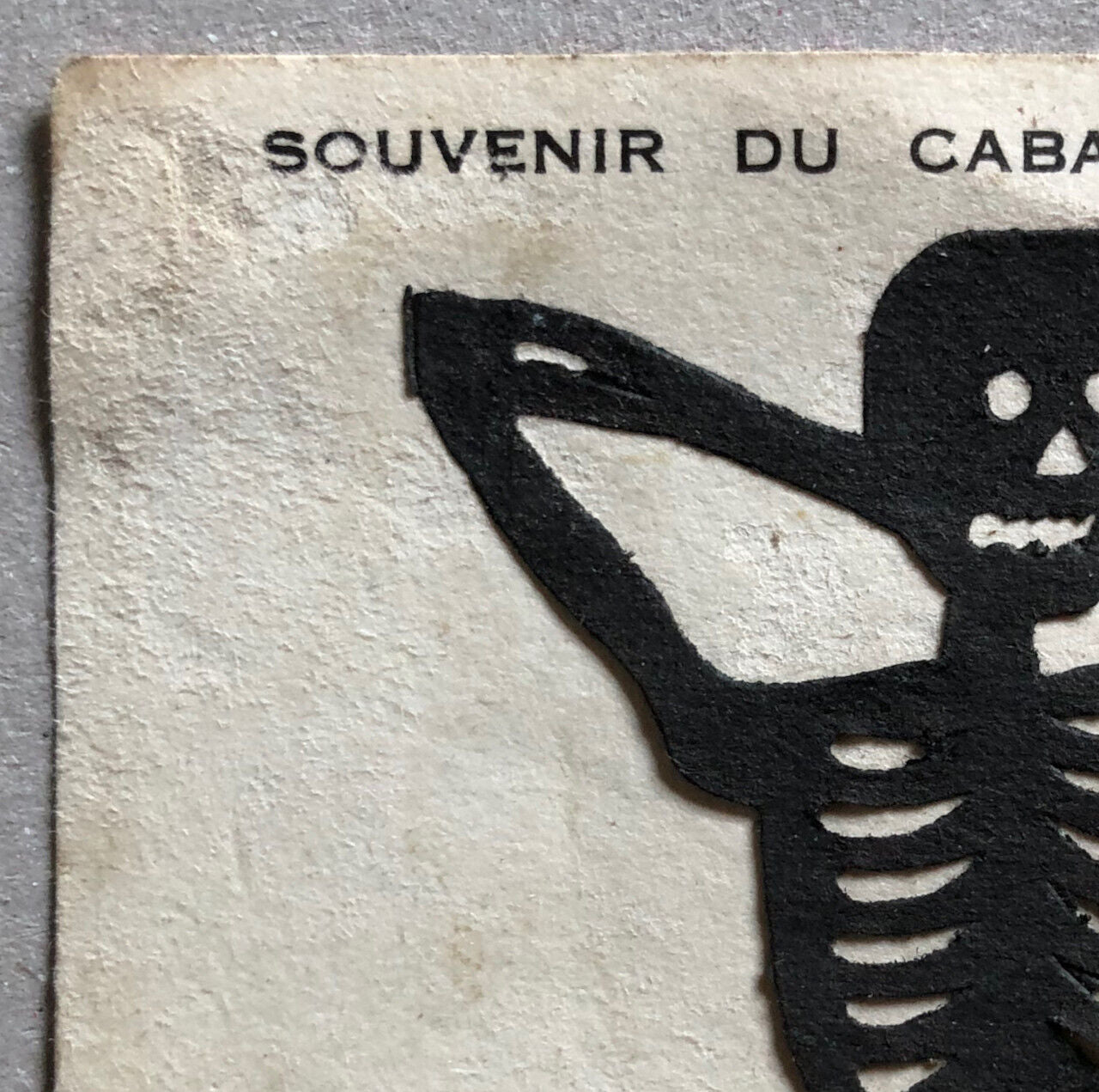 CPA — Carte Souvenir du Cabaret du Néant à Montmartre — papier découpé et collé.